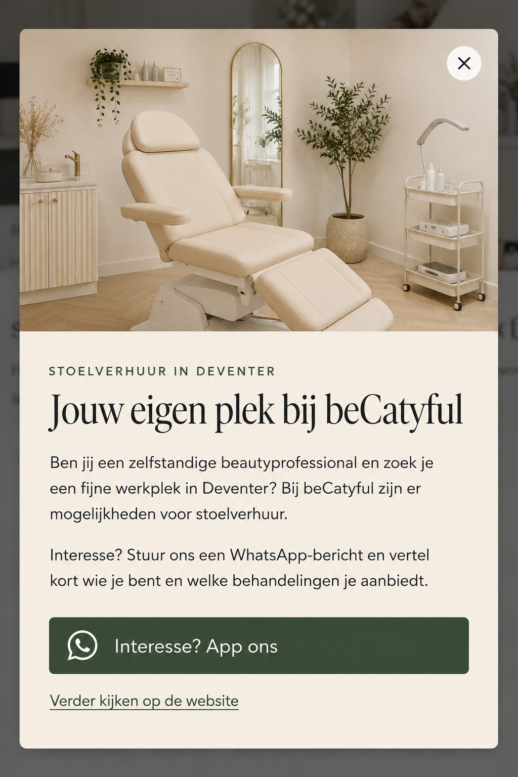 Sfeerbeeld van een lichte salon met een behandelstoel